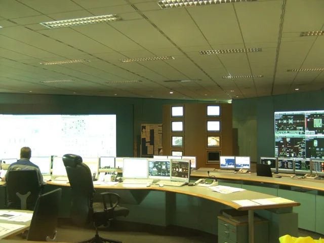 Kazángépész a gőzkazán folyamatirányító (DCS/SCADA) vezérlőpaneljét kezeli